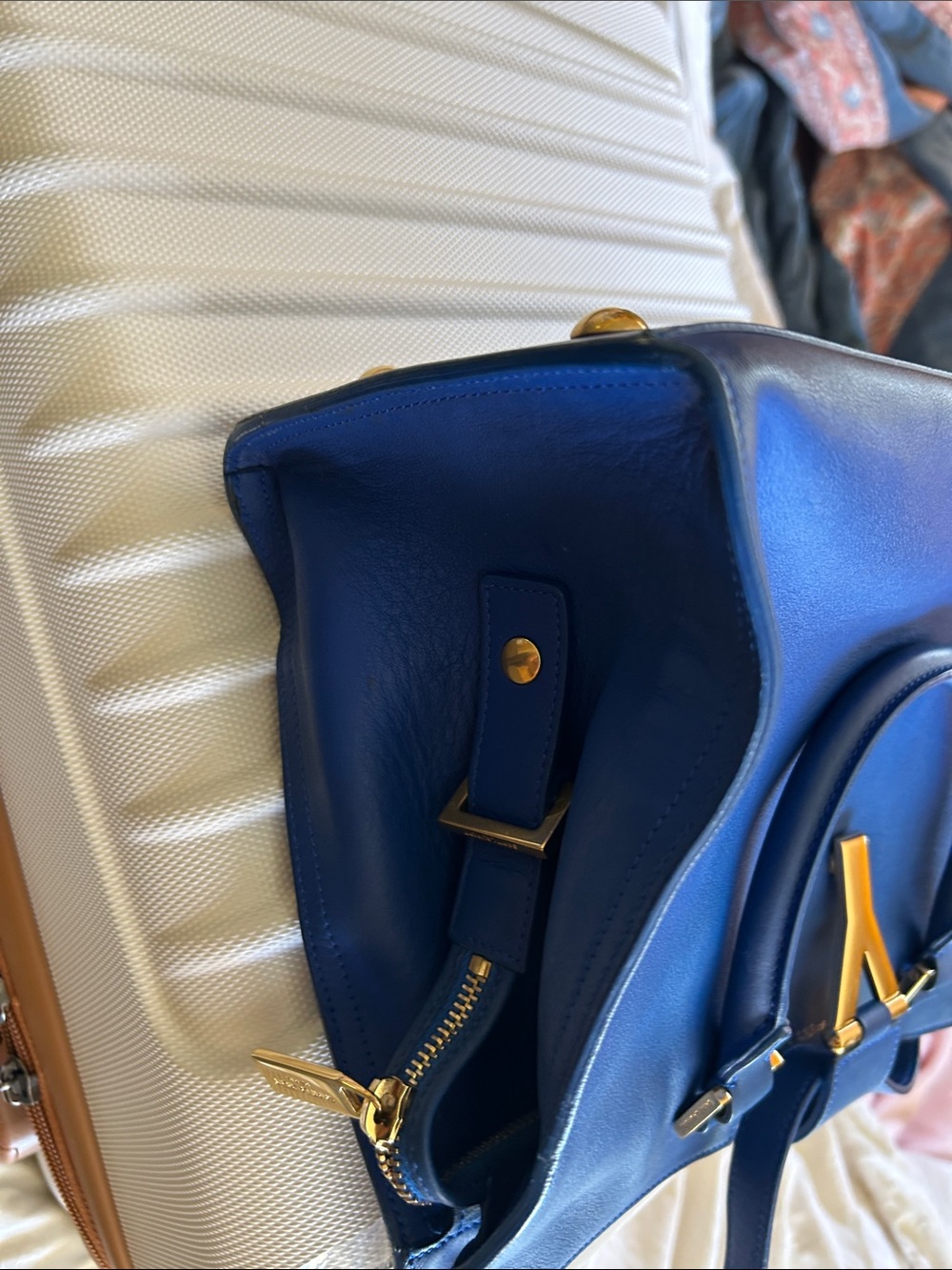 Ysl Cabas, very good condition except two on the bottom inside pls check photos. - Picture 15 of 17